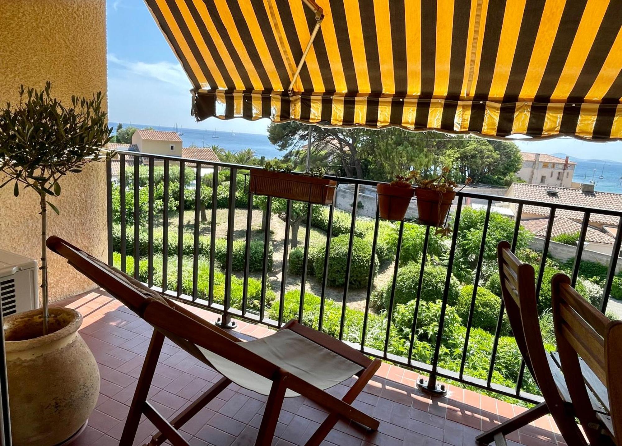 Cosy Vue A 50 M De La - Refait A Neuf Et Climatise * Le Pradet