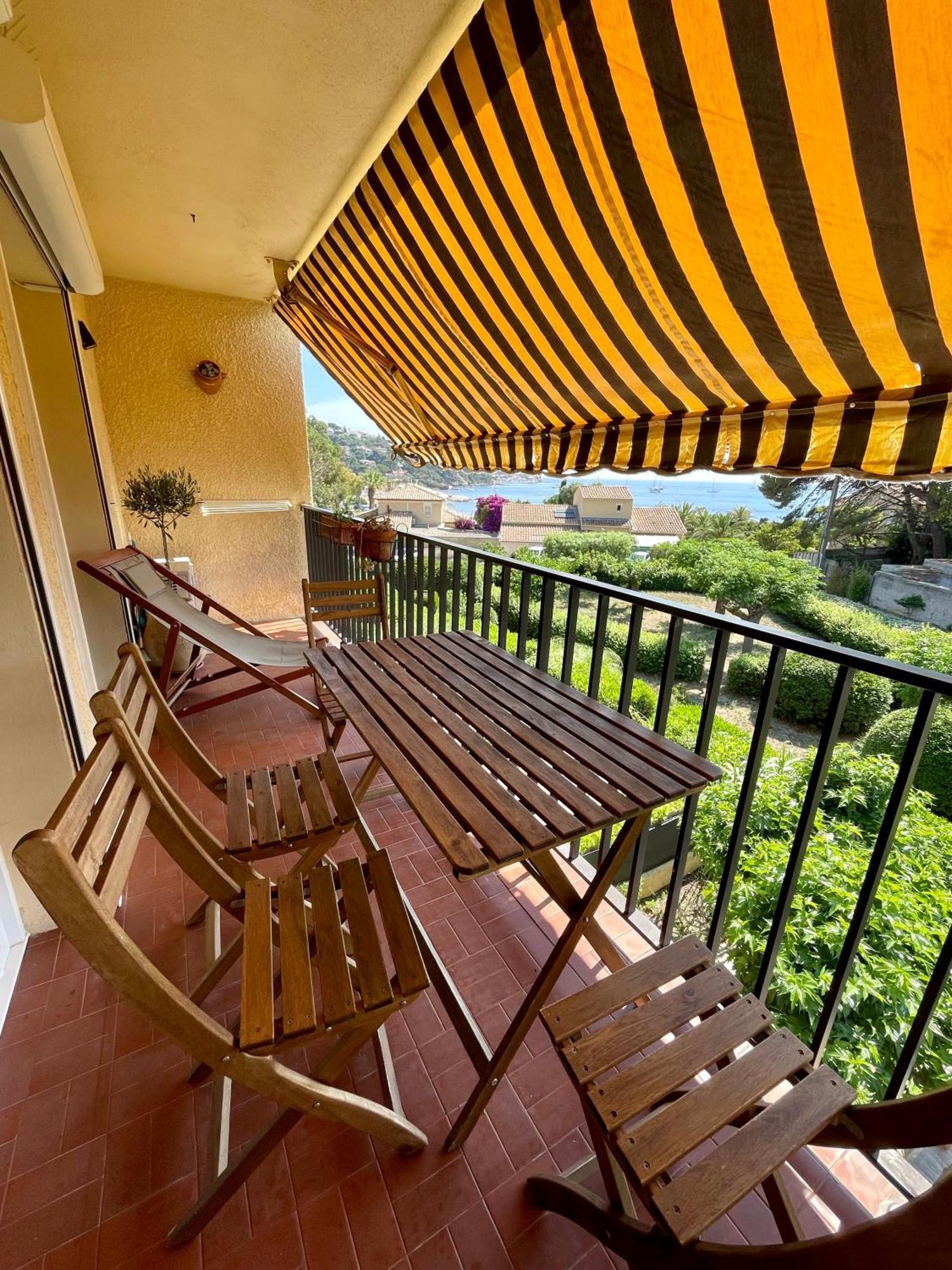 Cosy Vue A 50 M De La - Refait A Neuf Et Climatise Apartment Le Pradet
