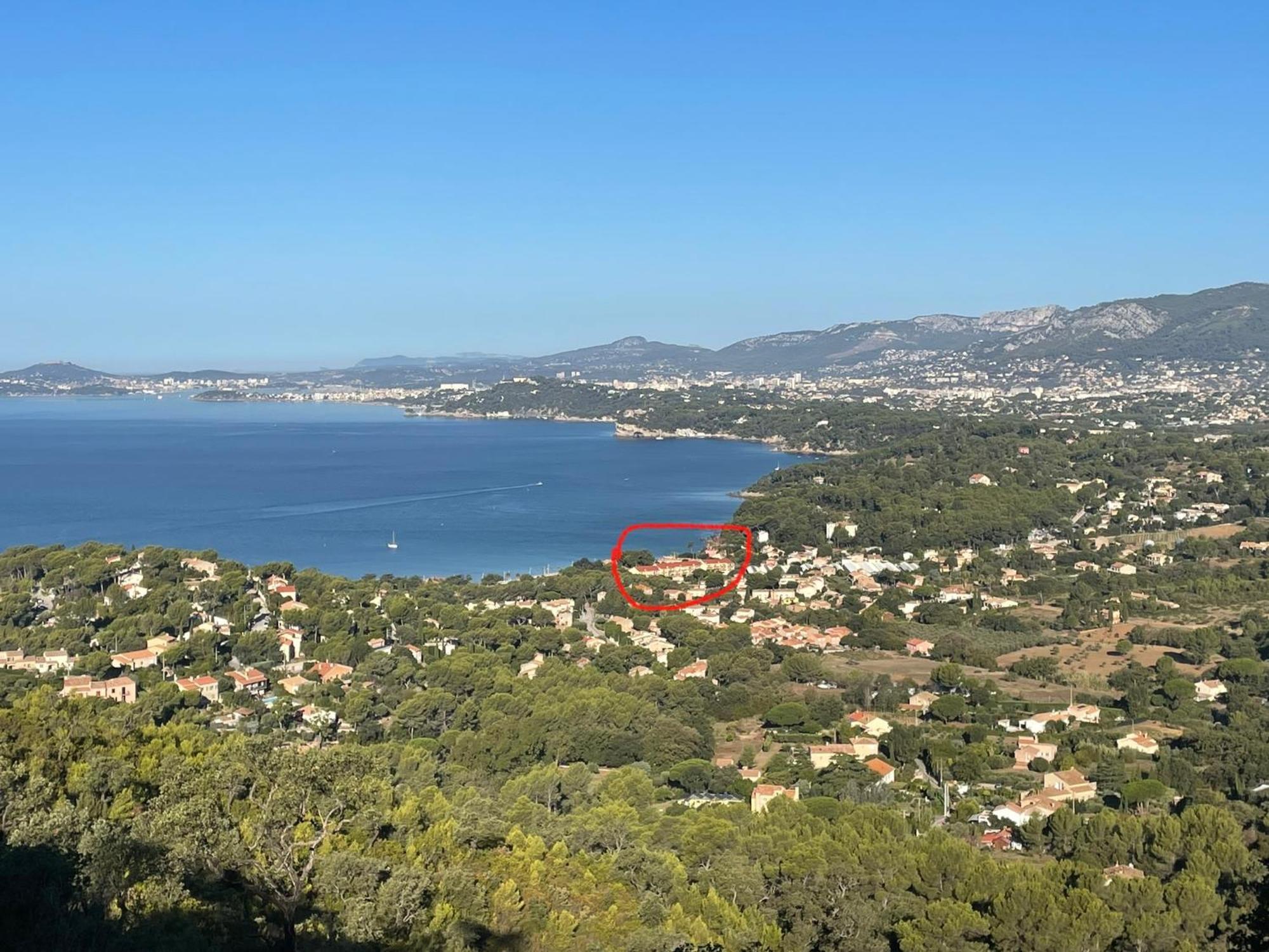 Cosy Vue A 50 M De La - Refait A Neuf Et Climatise Le Pradet