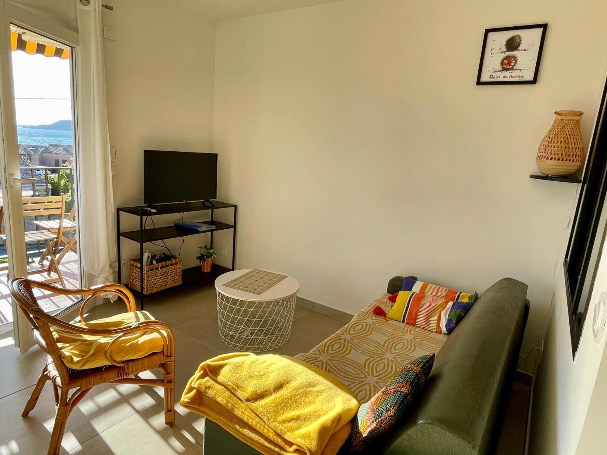 Cosy Vue A 50 M De La - Refait A Neuf Et Climatise *